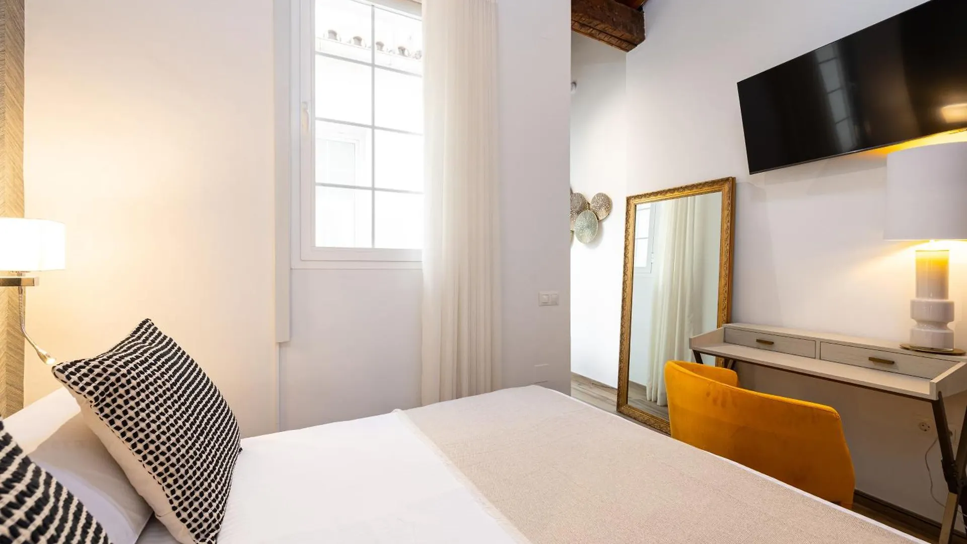 H2M Alamos Duplex, Desk, Dishwasher, Oven, Shower Malaga